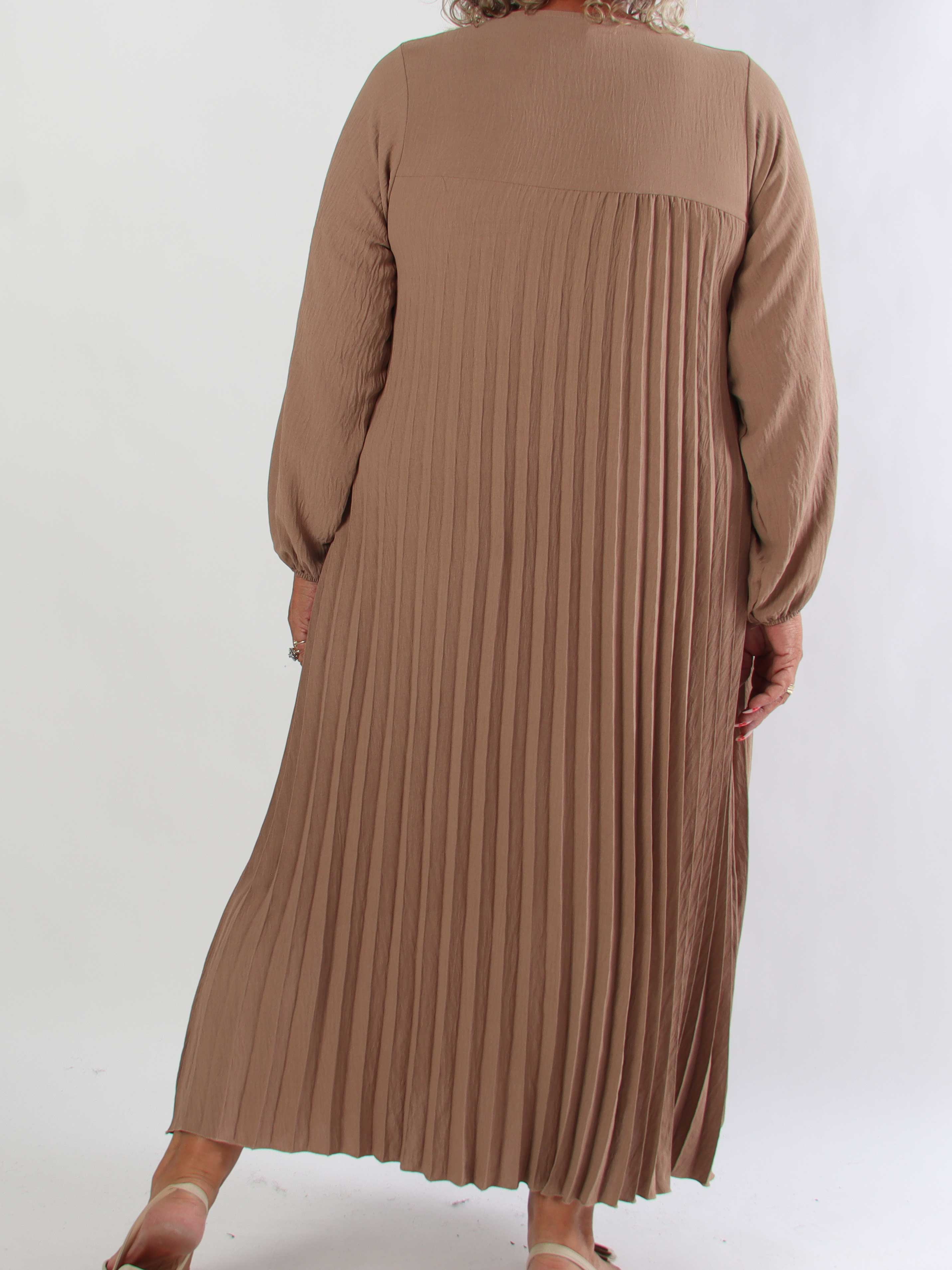 Nancy Long Sleeve - Lång plus size klänning med plissering och fickor
